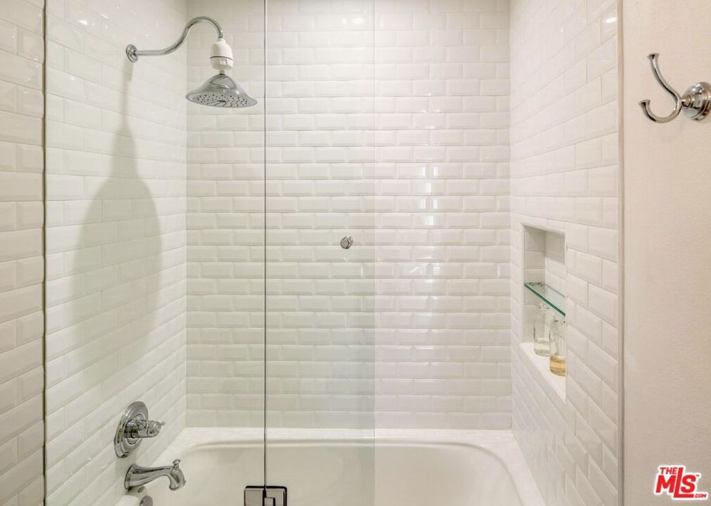 Image 16 of property listing at 2385 Roscomare Road D3, Los Angeles, CA 90077