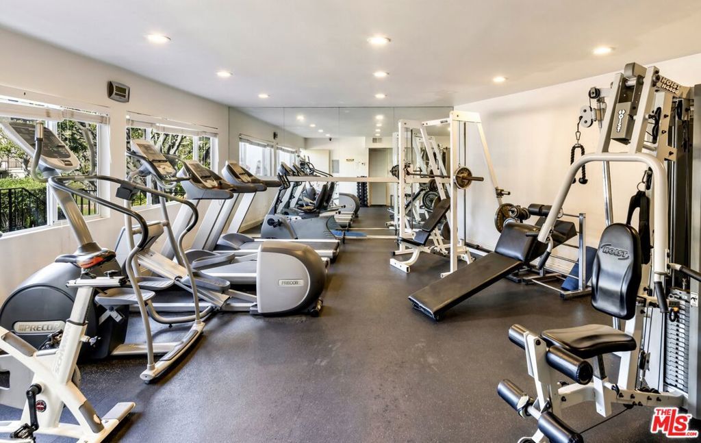 Image 18 of property listing at 2385 Roscomare Road D3, Los Angeles, CA 90077