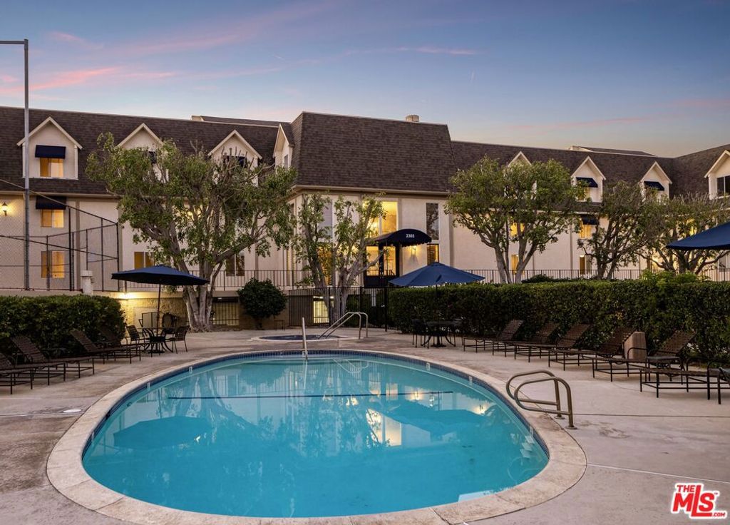 Image 19 of property listing at 2385 Roscomare Road D3, Los Angeles, CA 90077