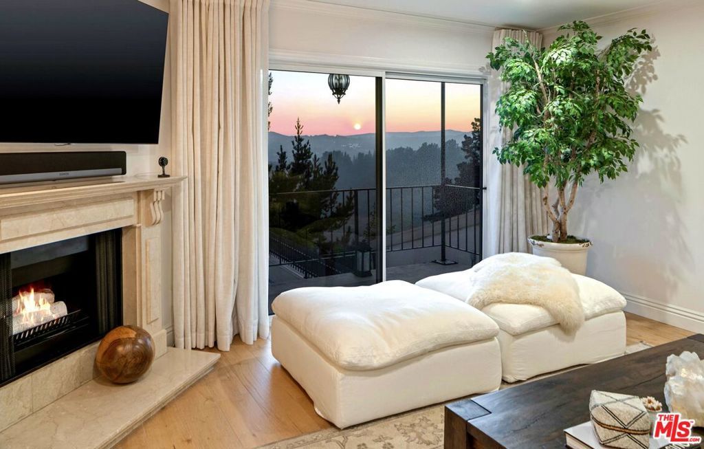 Image 2 of property listing at 2385 Roscomare Road D3, Los Angeles, CA 90077