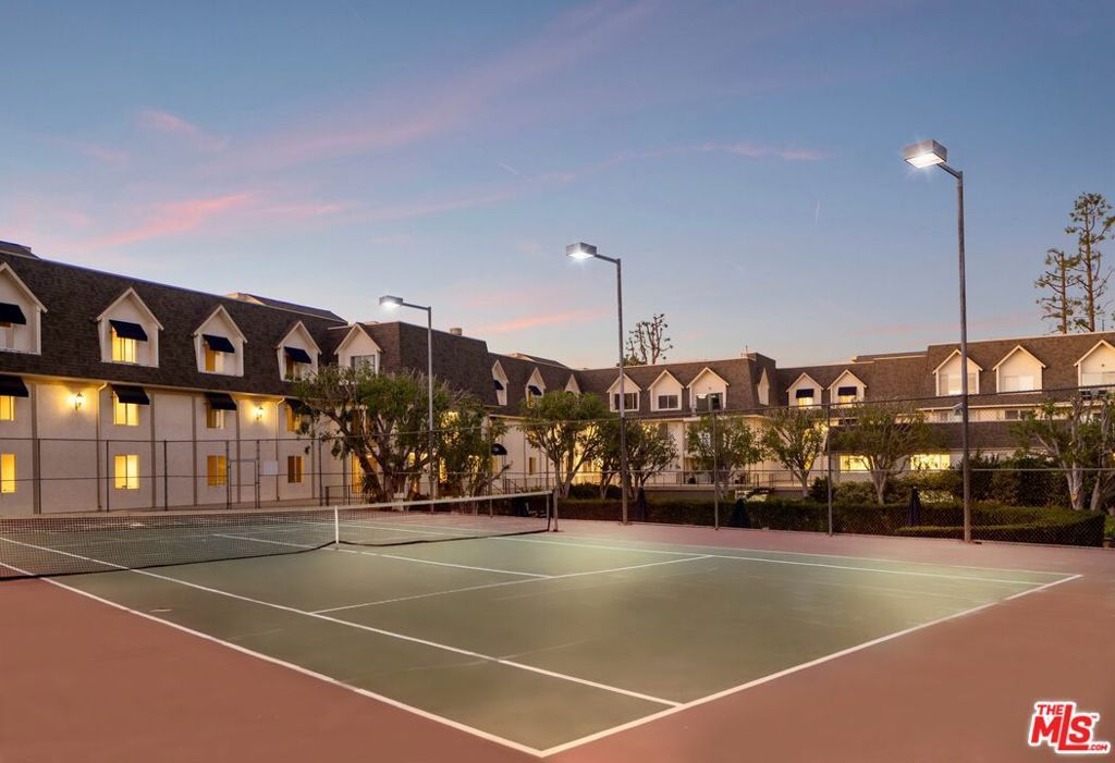 Image 20 of property listing at 2385 Roscomare Road D3, Los Angeles, CA 90077