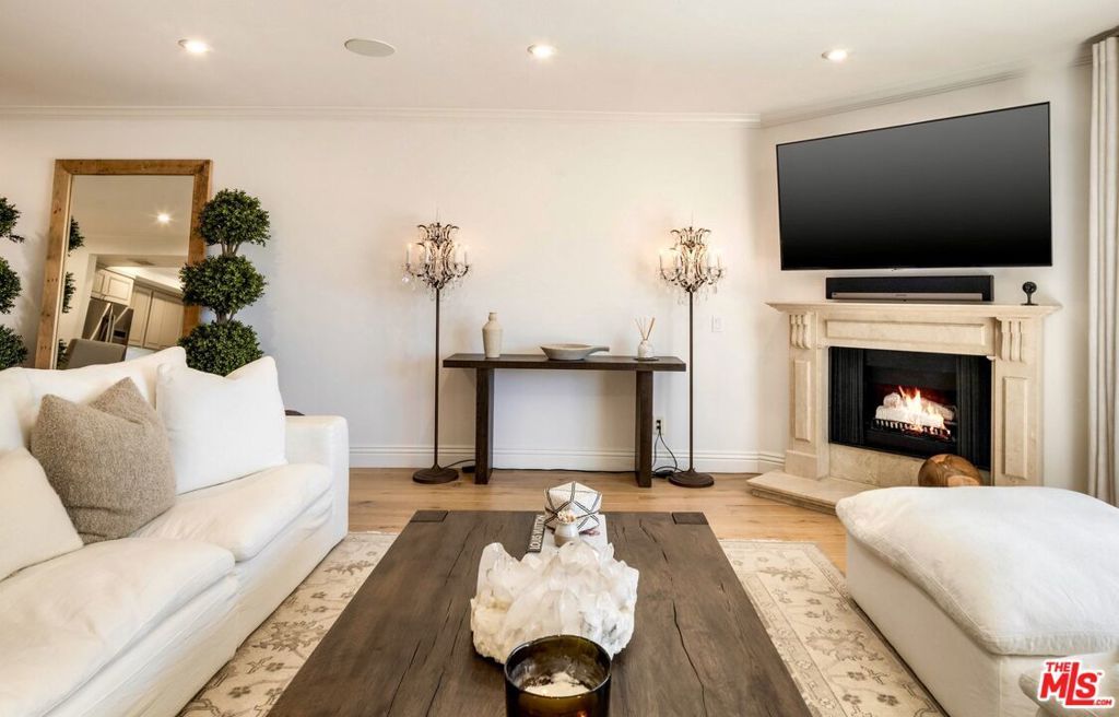 Image 3 of property listing at 2385 Roscomare Road D3, Los Angeles, CA 90077