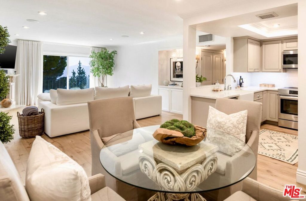 Image 4 of property listing at 2385 Roscomare Road D3, Los Angeles, CA 90077