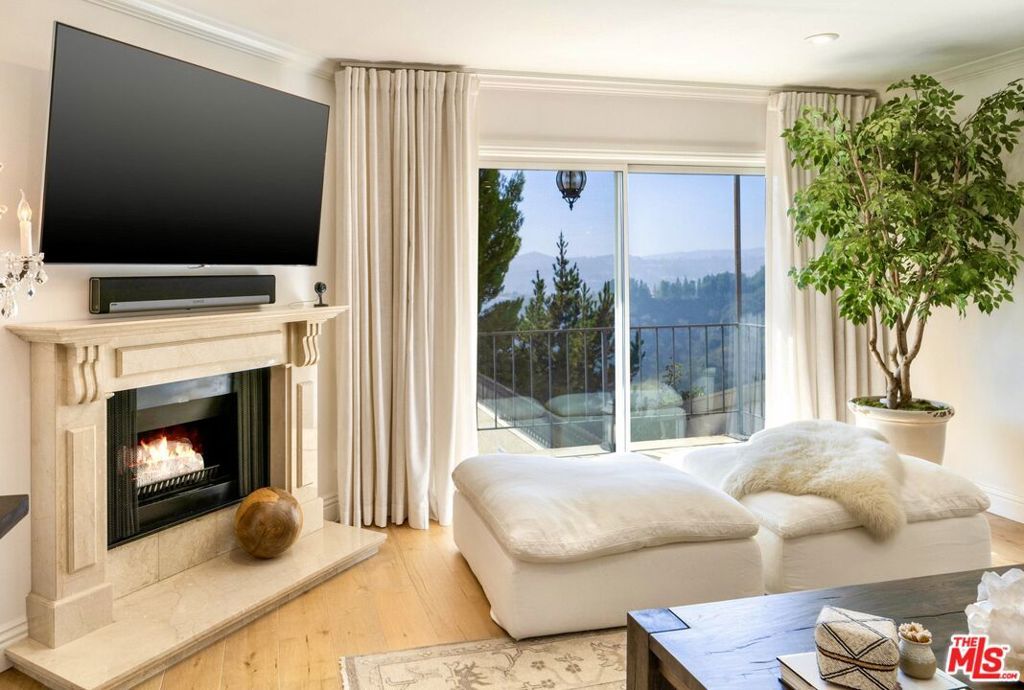 Image 5 of property listing at 2385 Roscomare Road D3, Los Angeles, CA 90077
