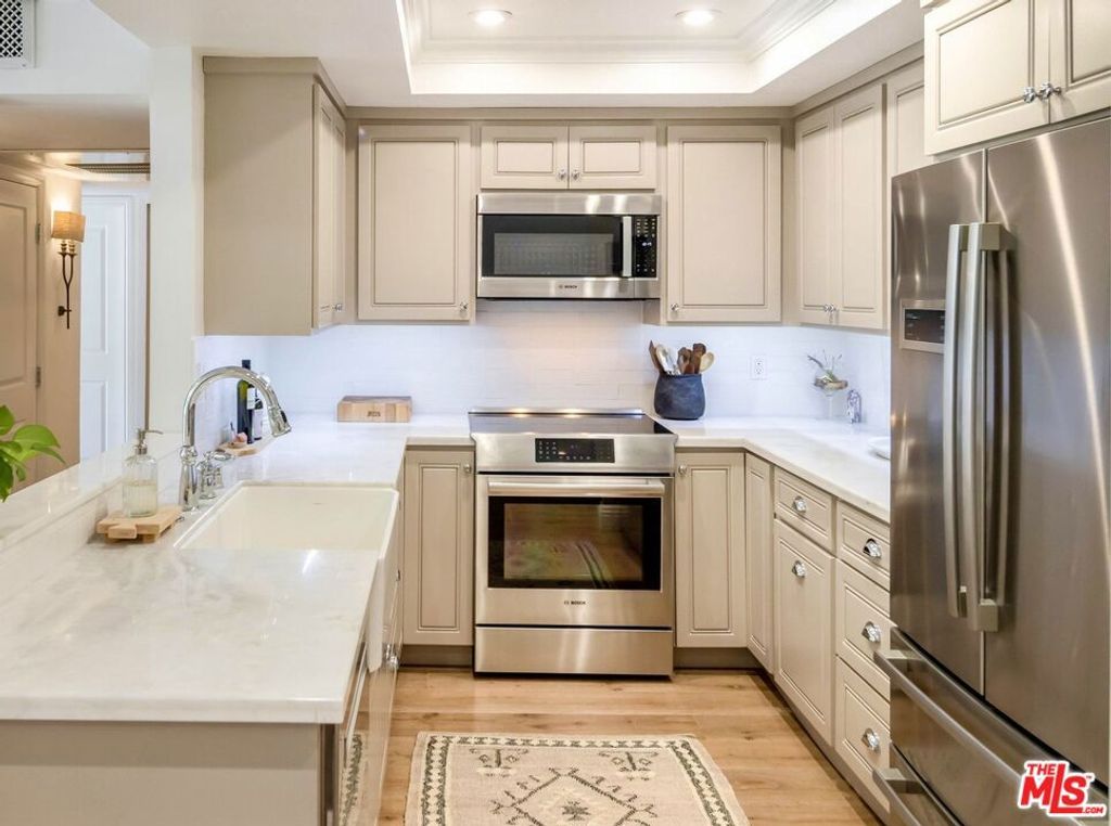 Image 6 of property listing at 2385 Roscomare Road D3, Los Angeles, CA 90077