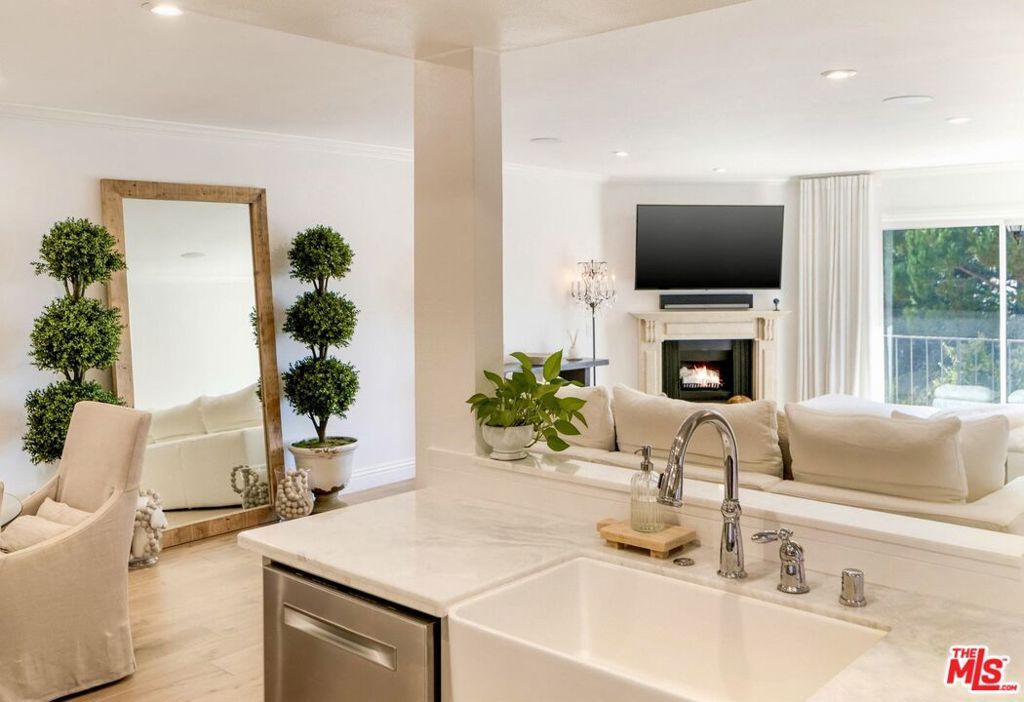 Image 7 of property listing at 2385 Roscomare Road D3, Los Angeles, CA 90077