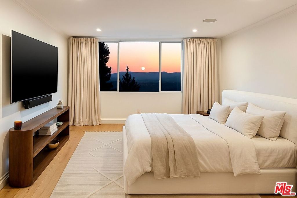 Image 9 of property listing at 2385 Roscomare Road D3, Los Angeles, CA 90077
