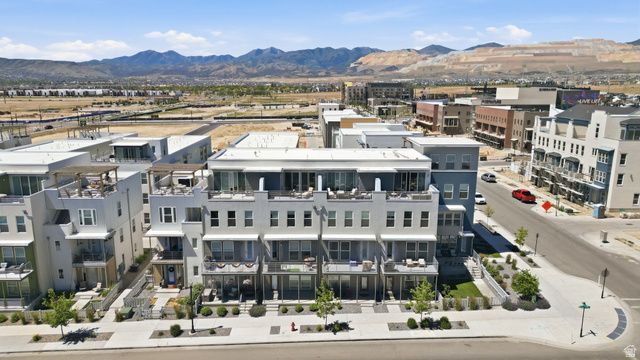 11048 S LAKE RUN RD, South Jordan, UT 84009