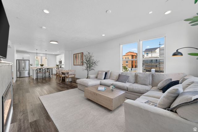 11048 S LAKE RUN RD, South Jordan, UT 84009