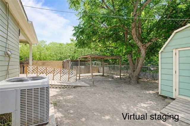 105 E Elm St, Taft, TX 78390
