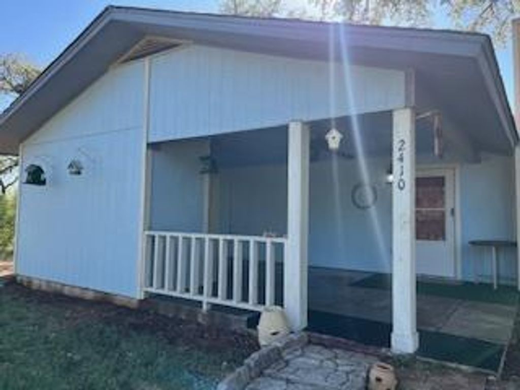 2410 Lakeview LN, Granite Shoals, TX 78654