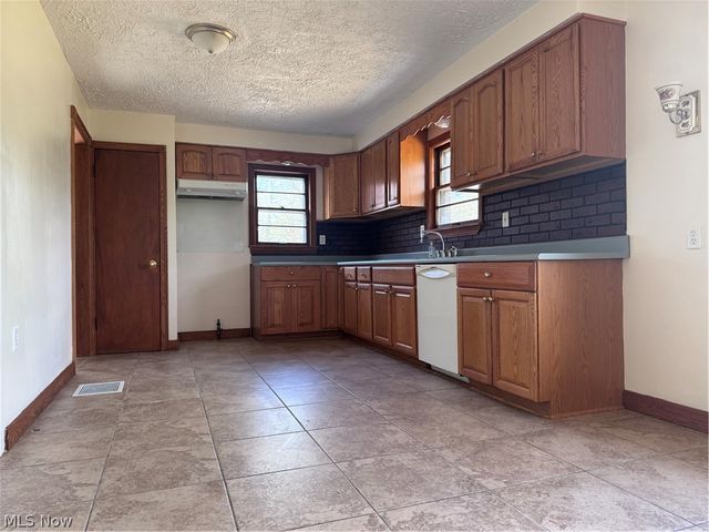 1618 W Park Avenue, Weathersfield, OH 44446