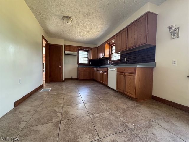 1618 W Park Avenue, Weathersfield, OH 44446