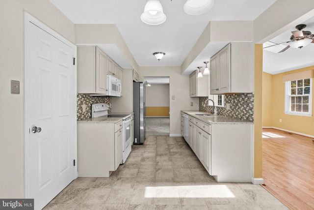 14 GREENWAY CIR, Fairless Hills, PA 19030