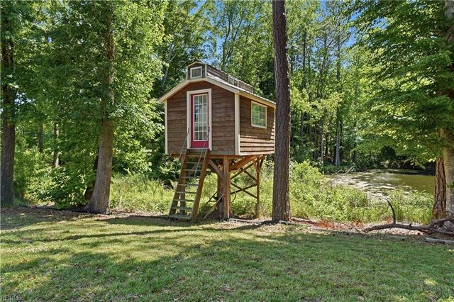 15402 New Towne Haven LN, Carrollton, VA 23314