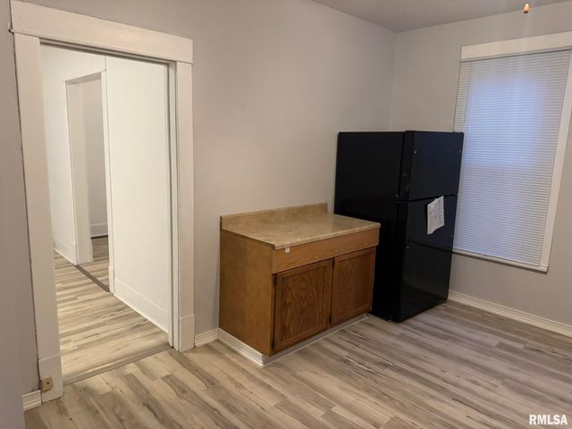 105 6TH Avenue, Moline, IL 61265