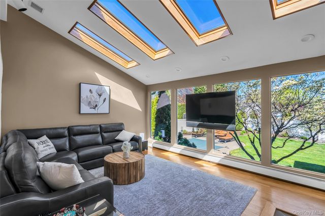 288 Bow Drive, Smithtown, NY 11787