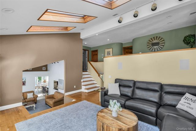 288 Bow Drive, Smithtown, NY 11787