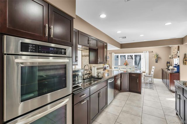 288 Bow Drive, Smithtown, NY 11787