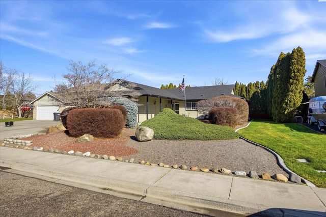 5132 W Killdeer Ct, West Richland, WA 99353