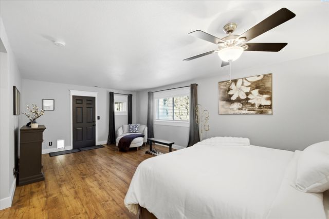 5132 W Killdeer Ct, West Richland, WA 99353