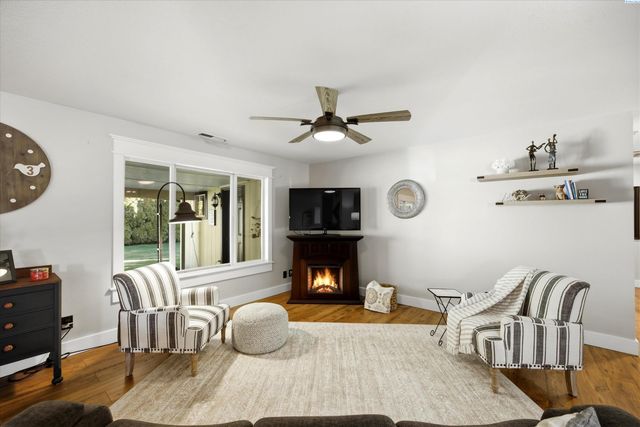 5132 W Killdeer Ct, West Richland, WA 99353