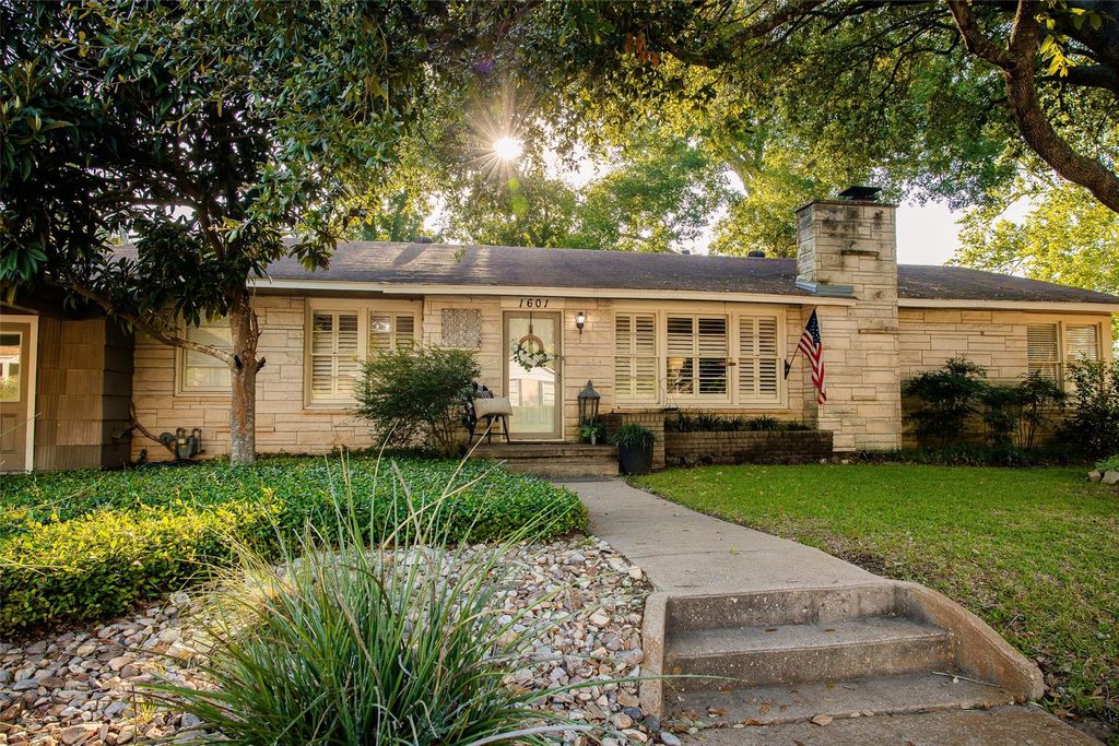 1601 S Chappell Hill Street, Brenham, TX 77833