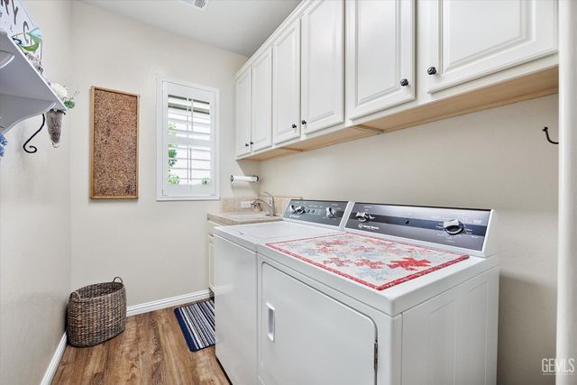 1907 Corvedale Street, Bakersfield, CA 93311