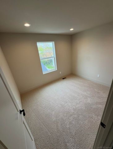 27305 Groveland Street, Madison Heights, MI 48071