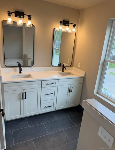 27305 Groveland Street, Madison Heights, MI 48071