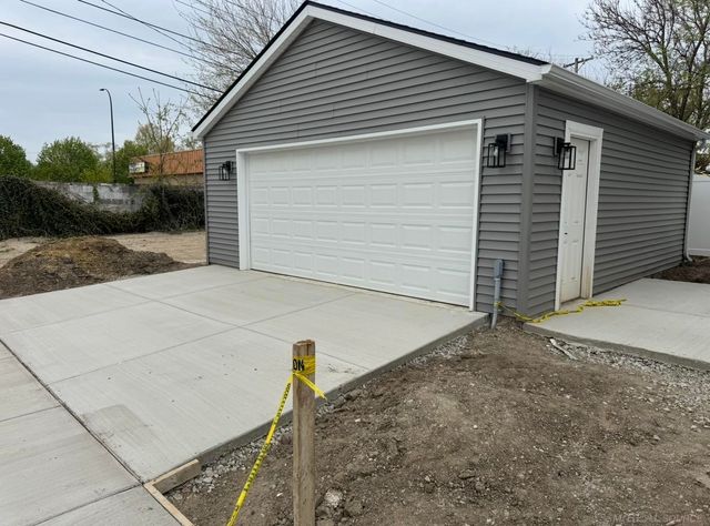 27305 Groveland Street, Madison Heights, MI 48071