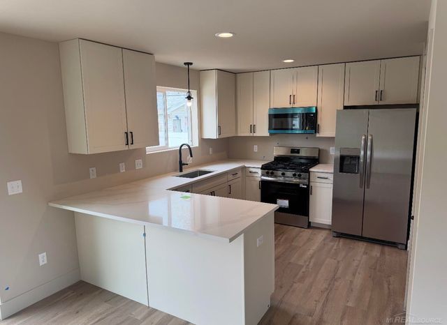 27305 Groveland Street, Madison Heights, MI 48071