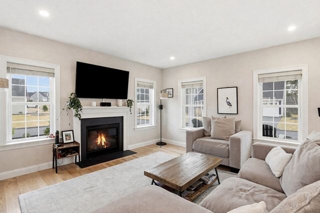 25 Cranberry Farm Rd, Plymouth, MA 02360