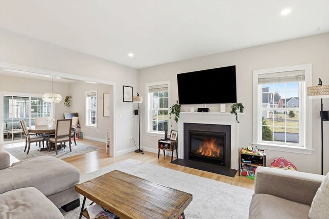 25 Cranberry Farm Rd, Plymouth, MA 02360