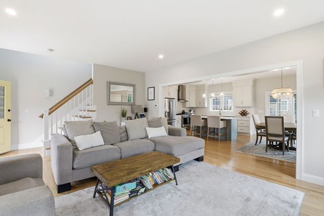 25 Cranberry Farm Rd, Plymouth, MA 02360