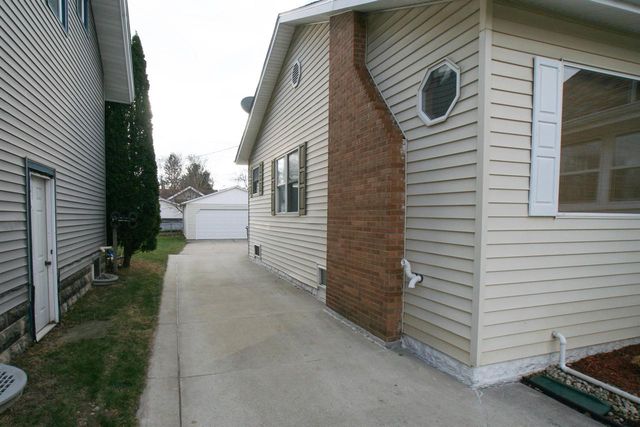 906 Benton Avenue, Janesville, WI 53545