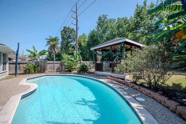 1411 Clear Valley Drive, Houston, TX 77014