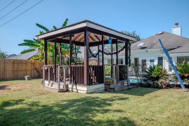 1411 Clear Valley Drive, Houston, TX 77014