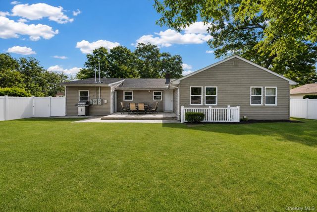 25 Putnam Avenue, West Babylon, NY 11704