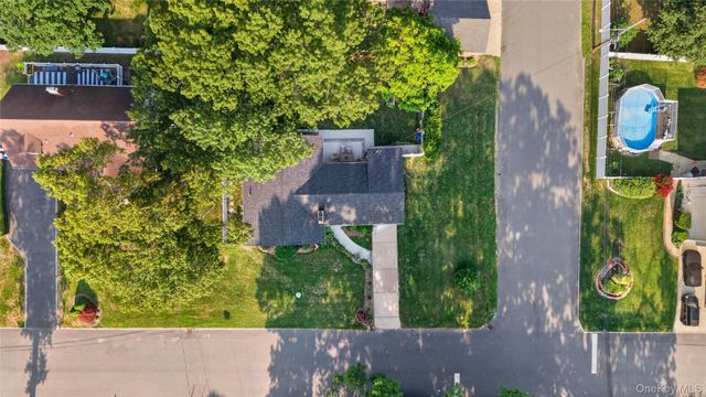 25 Putnam Avenue, West Babylon, NY 11704