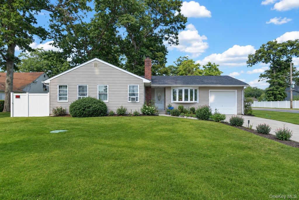 25 Putnam Avenue, West Babylon, NY 11704