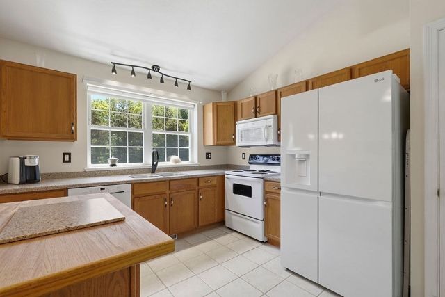 196 Raymond Rd, Plymouth, MA 02360