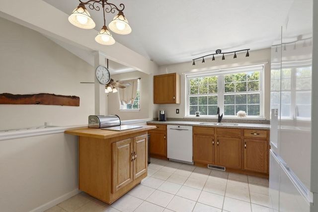 196 Raymond Rd, Plymouth, MA 02360