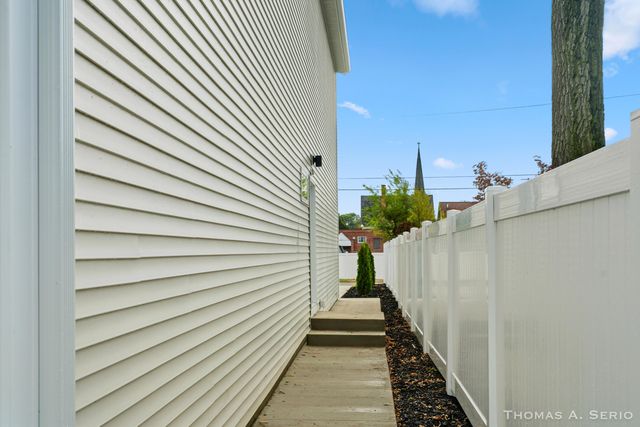 593 W Webster Avenue, Muskegon, MI 49440