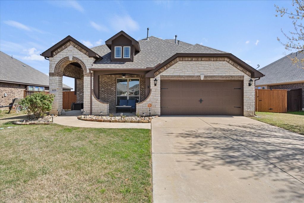 1129 Marigold Drive, Burleson, TX 76028