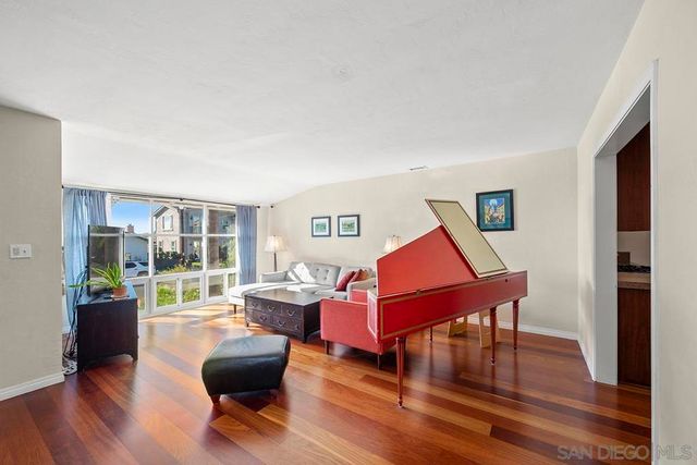 2711 Deerpark, San Diego, CA 92110