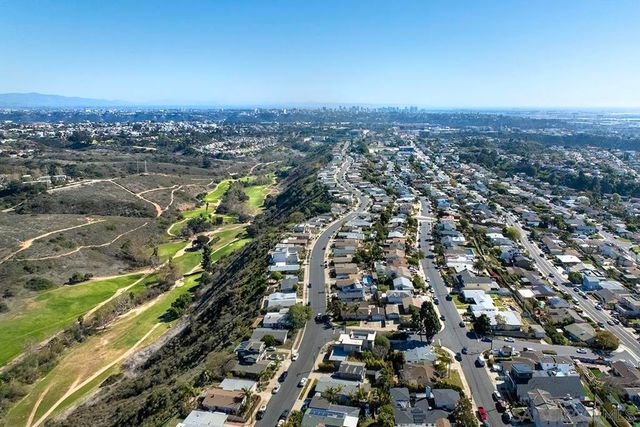 2711 Deerpark, San Diego, CA 92110