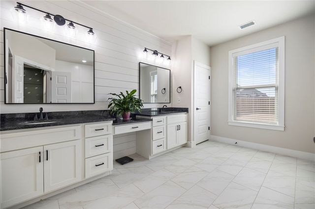 1211 Longbourn Drive, Centerton, AR 72719