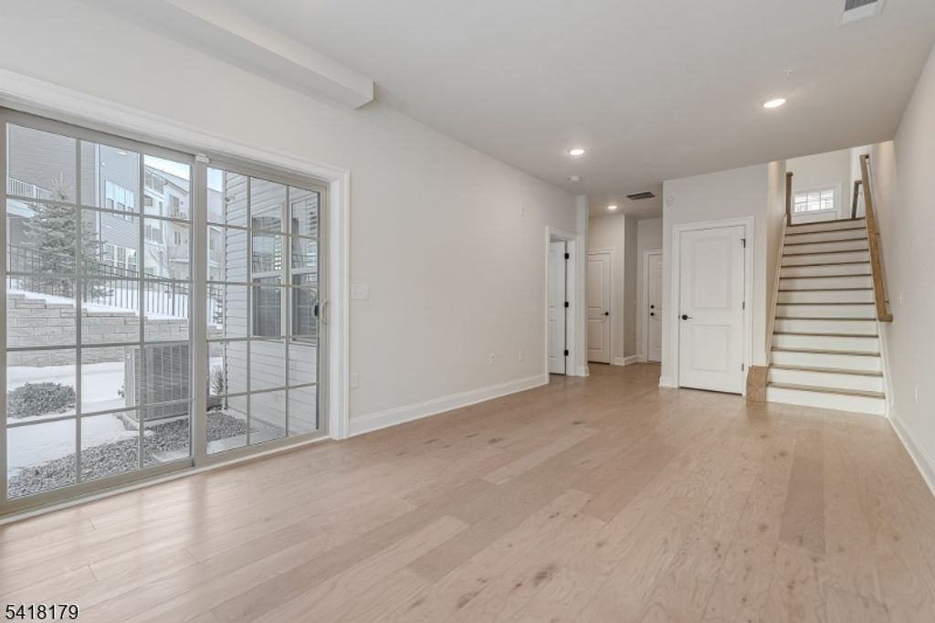 Image 13 of property listing at 14 Marigold Ct, Warren Twp., NJ 07059