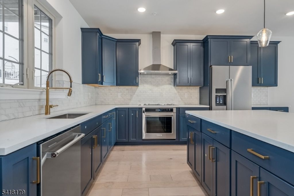 Image 3 of property listing at 14 Marigold Ct, Warren Twp., NJ 07059